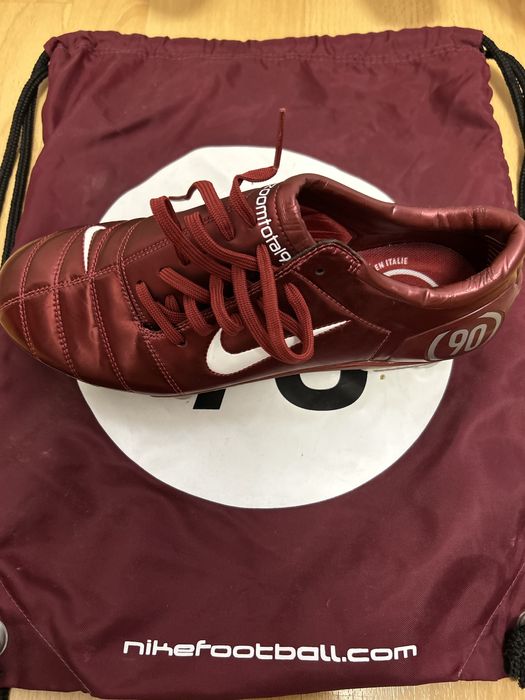 Ține-ți echilibrul pe stilul vechi ! Ghete fotbal nike zoom total 90 !