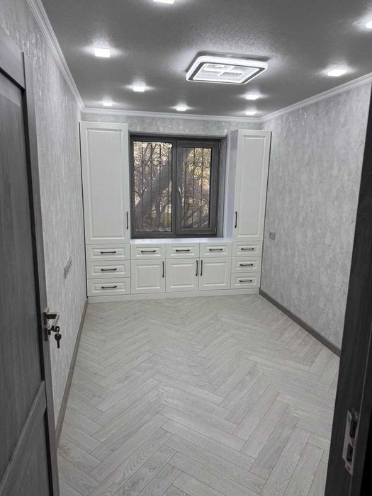 Микрорайон. Продается 4-х комнатная квартира, 2-й этаж, новый ремонт.