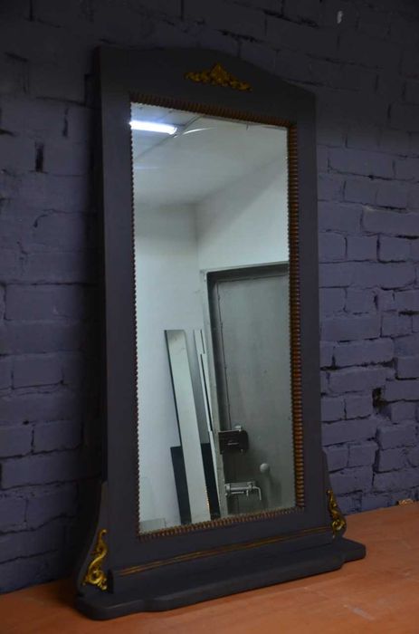 Зеркало винтажное в деревянной раме.