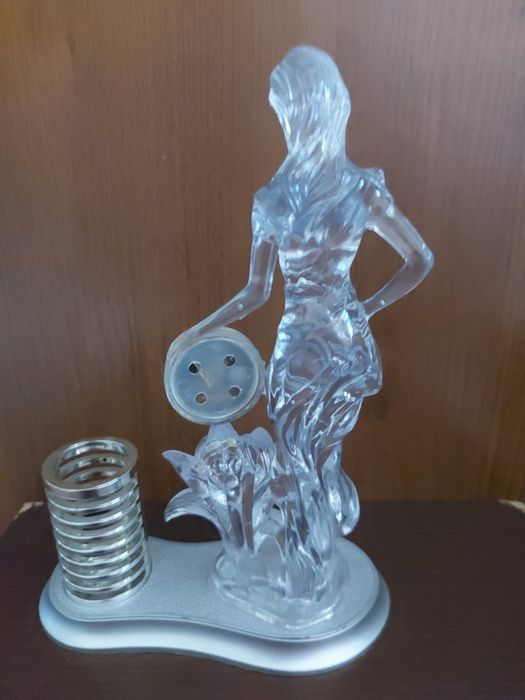 Часы настольные с пеналом.