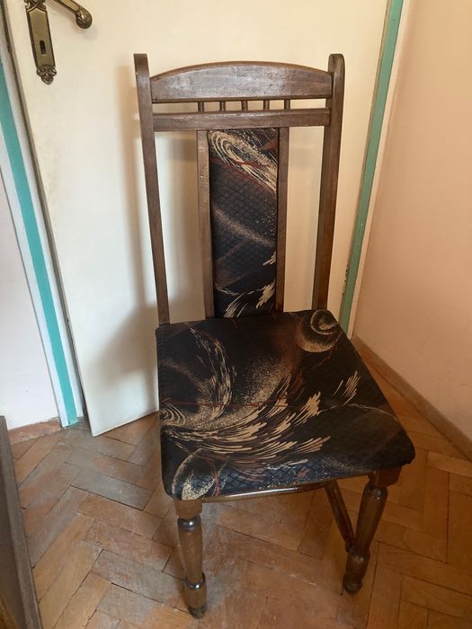 Дървен стол с тапицерия