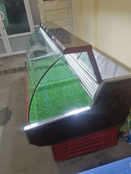 Продаётся витринный холодильник.