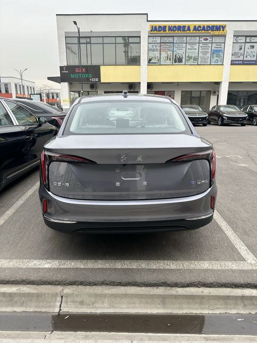 Hongqi e-qm5 2025-yil 500km yuradi 60kwt