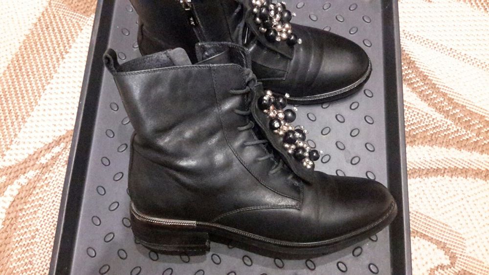 Продам ботинки демисезонные размер 39.