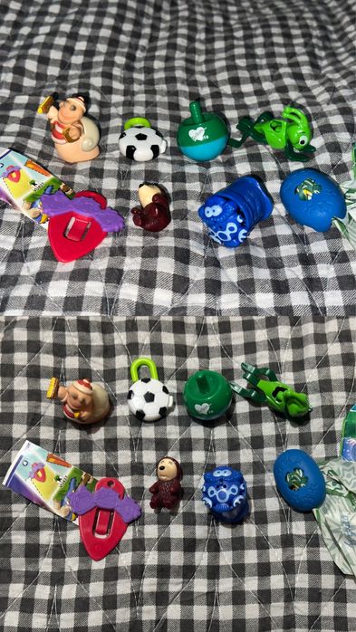 Киндер игрушки.