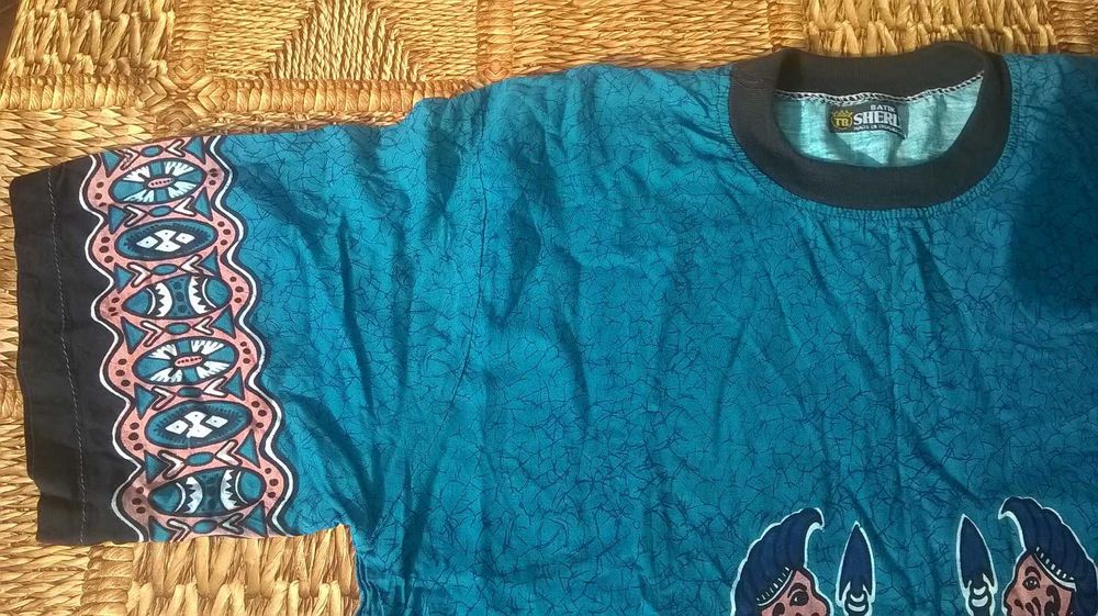 тениска рисувана ръчно по технология Батик внос от Индонезия