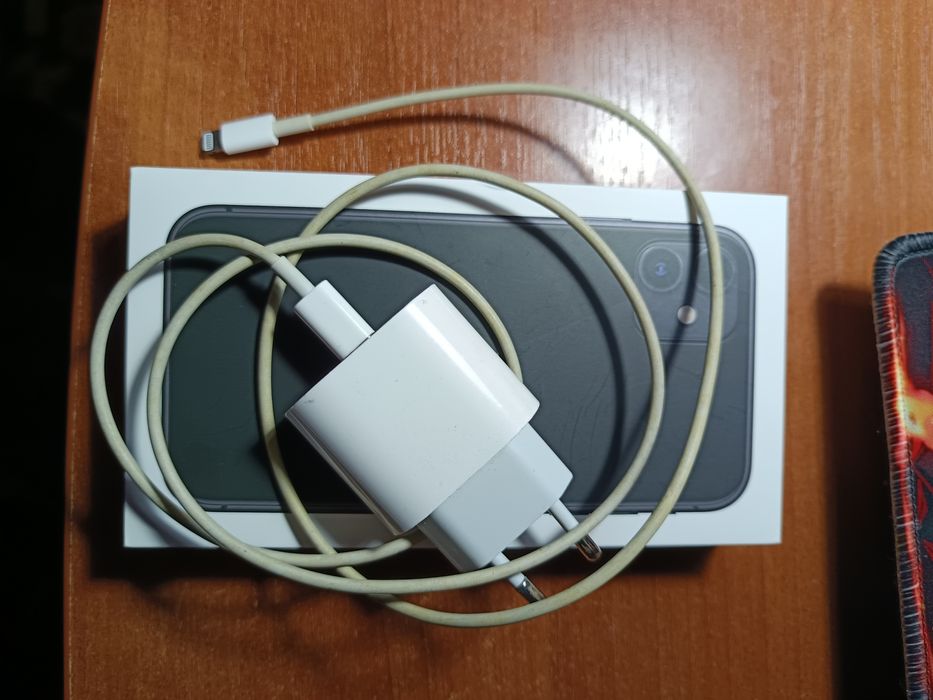 Продам Iphone 11 black