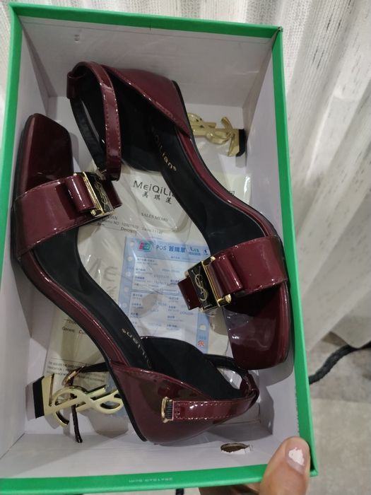 Босоножка сотилади