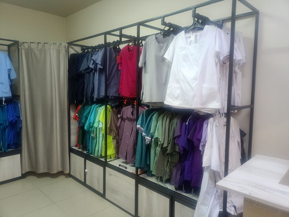 Стеллажи для продажи в бутик