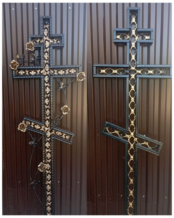 Оградки, столики, кресты, лавочки.