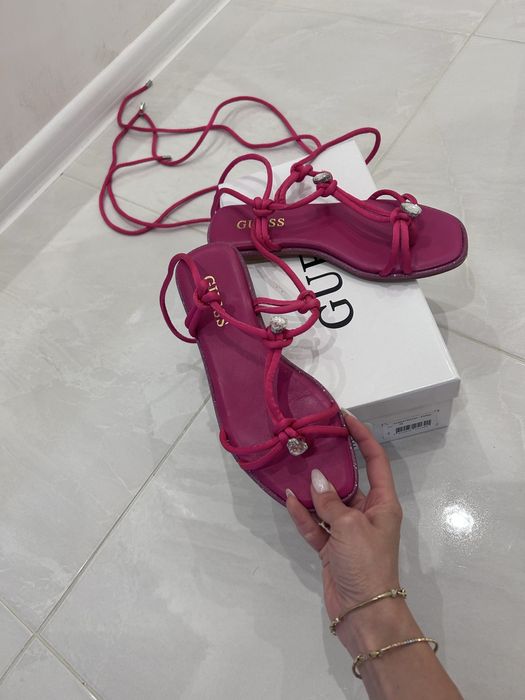 Guess оригинални сандали с връзки!