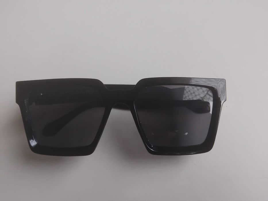 Дамски тъмни слънчеви очила