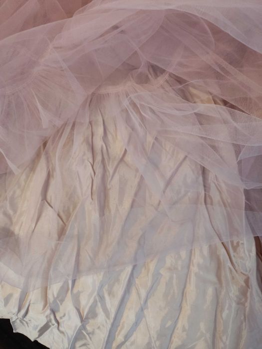 Тюлена пола розова средно-дълга