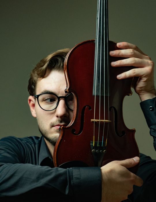 Predau lecții/cursuri de Pian, Vioară și teorie muzicală