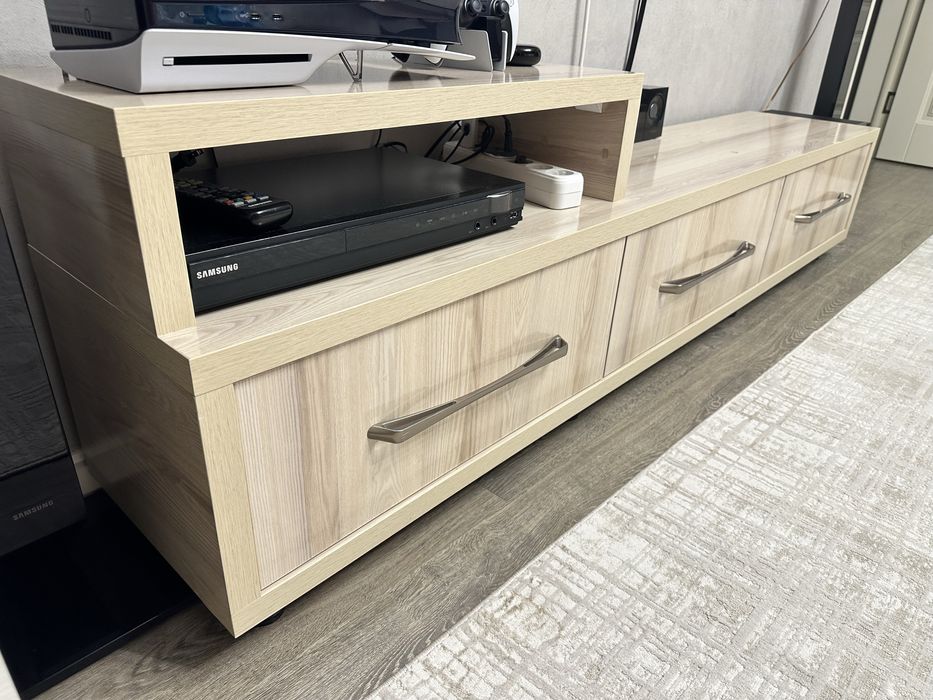 Продам тумбу под телевизор.