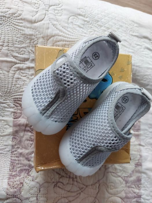 Продавам 2 чифта чисто нови пантофки 23 номер