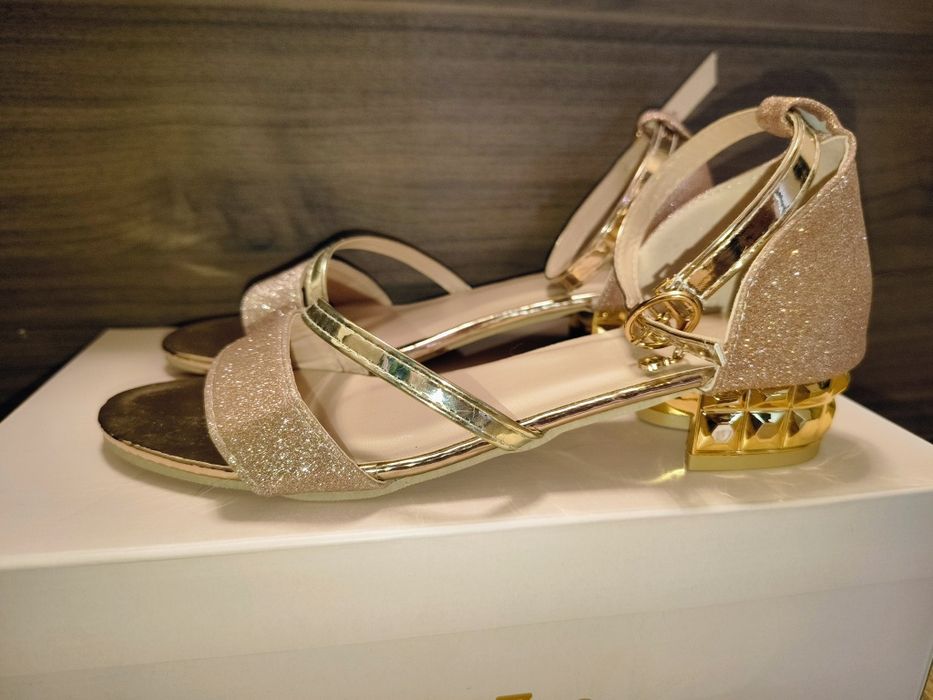 Елегантни сандали