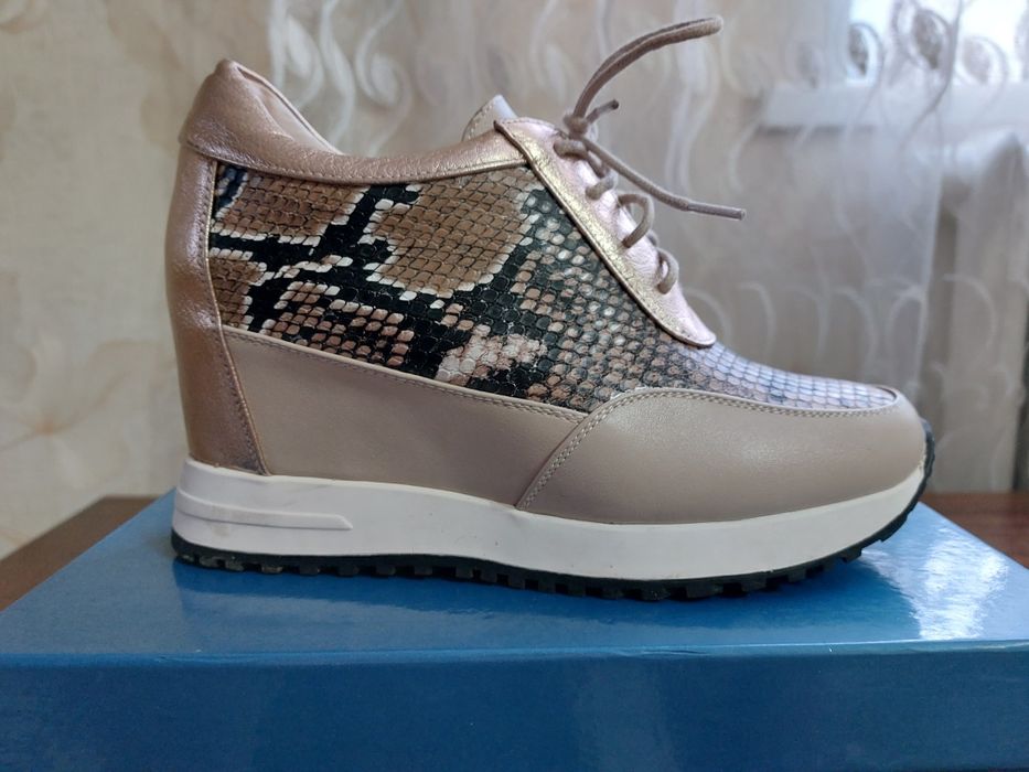 Продам кроссовки