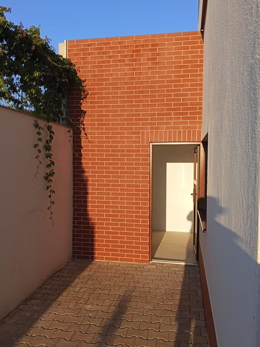 Închiriez apartament cu 3 camere la casa