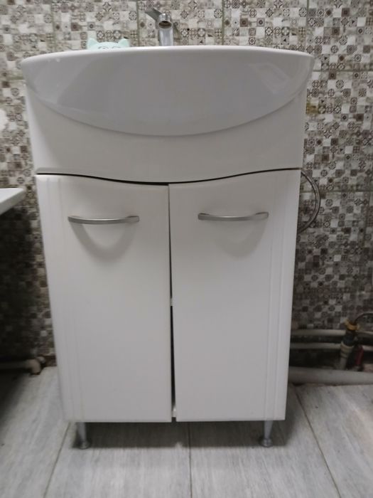 Продам раковину с тумбой