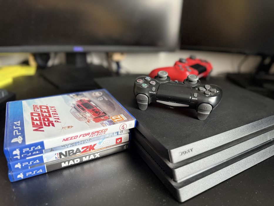 Ps4 pro, 2 controllere + 4 jocuri ( NFS Payback, God of War etc)