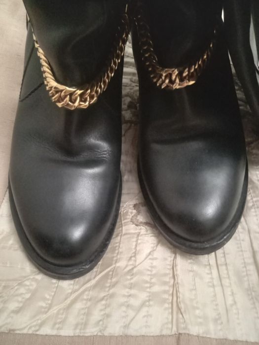 Кожанные сапоги Versace.