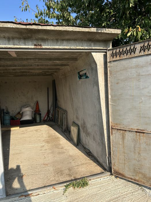 Гаражна врата метална двукрила за бетонова гаражна клетка