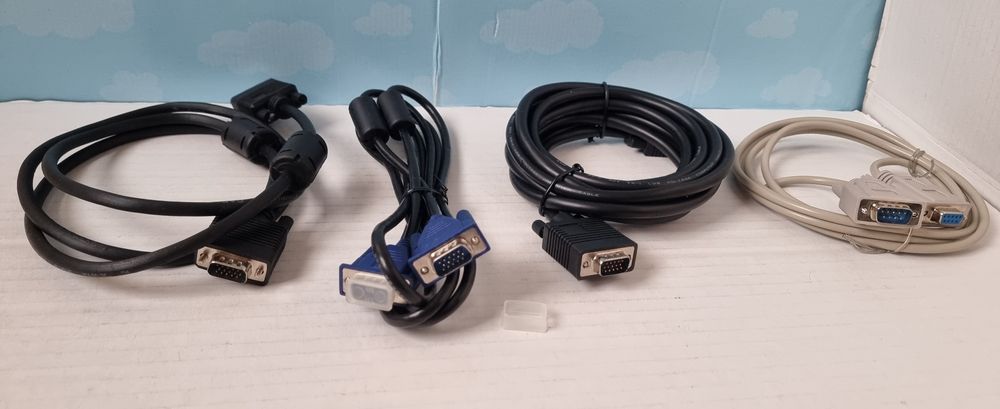 Lot cabluri VGA, DVI-D, scart, alimentare PC, un adaptor DVI - VGA