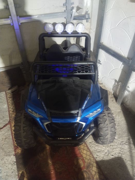 Продам машинку детскую