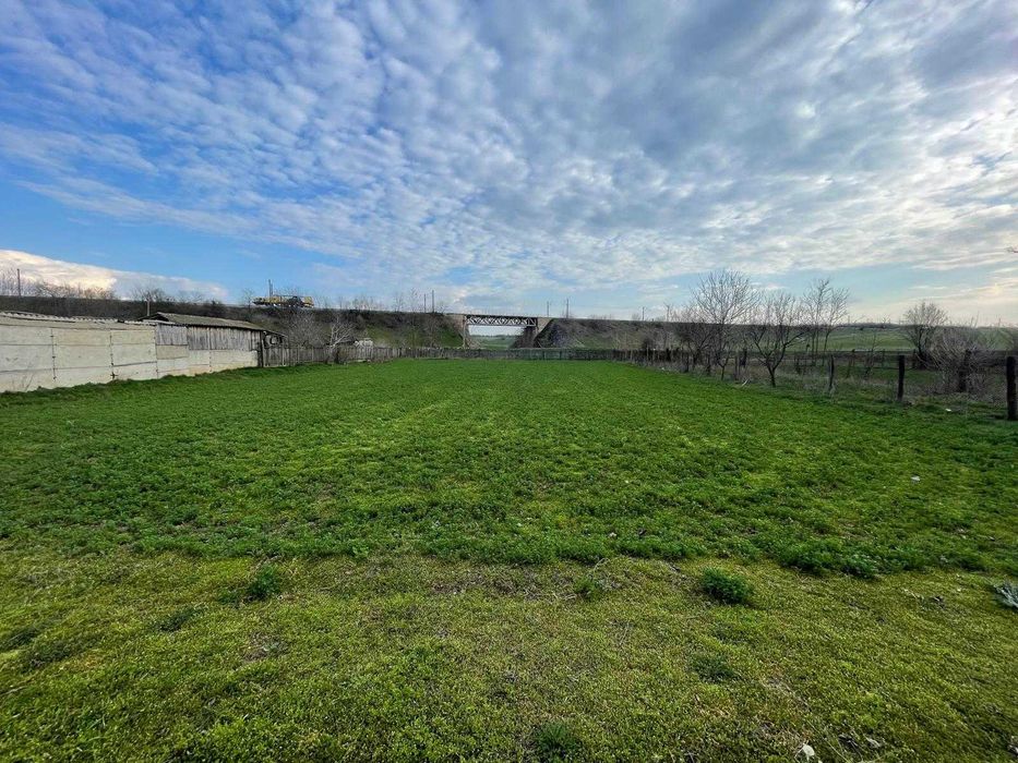 Taren cu casa de vanzare