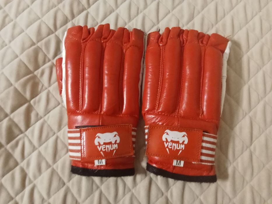 Шингарты Venum (M) красные, хорошее состояние