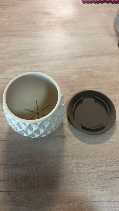 3D принтирана декоративна саксия с релефен дизайн и основа