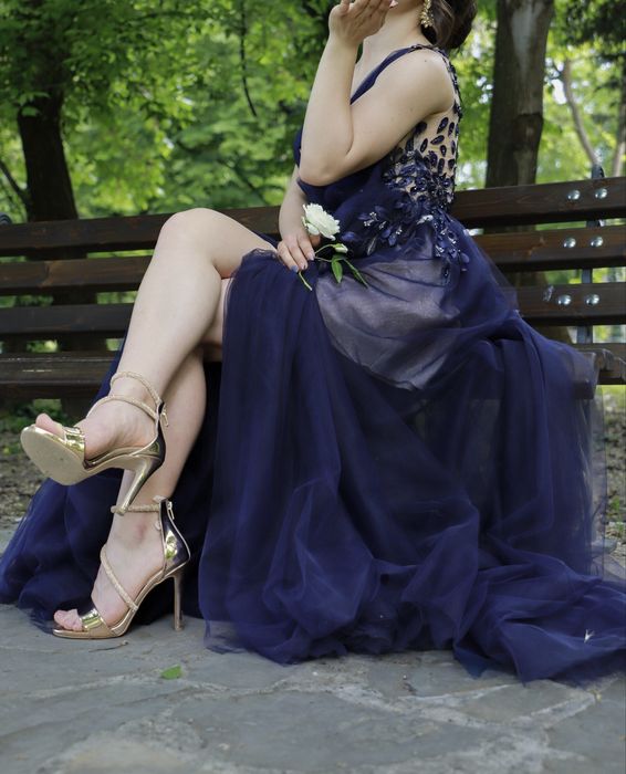 Елегантна бална/официална рокля в тъмносиньо с пайети и тюл