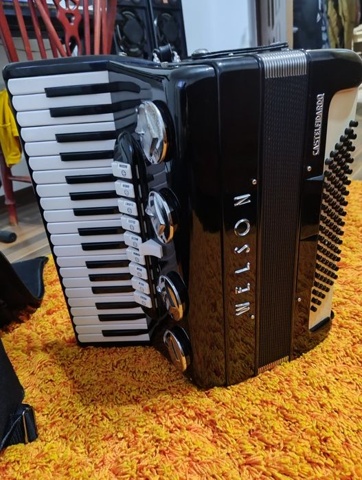 Vând Acordeon 96 basi