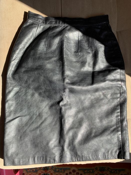 Fusta din piele neagra