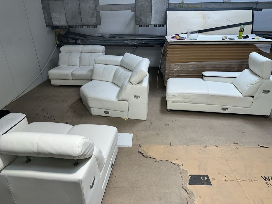 Coltar piele alba in conditii foarte bune.
