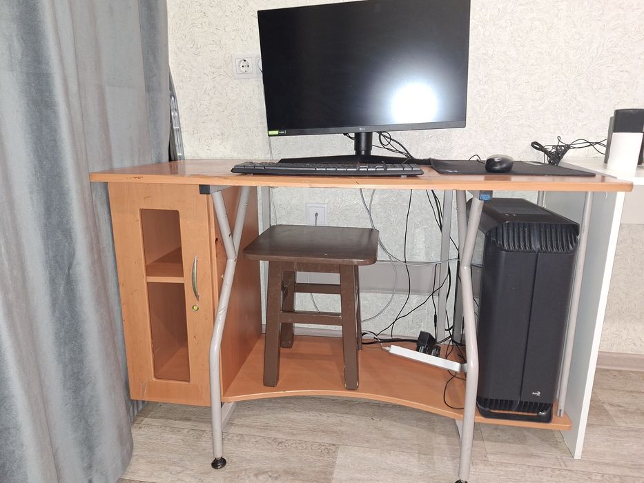 Продам компьютерный  стол