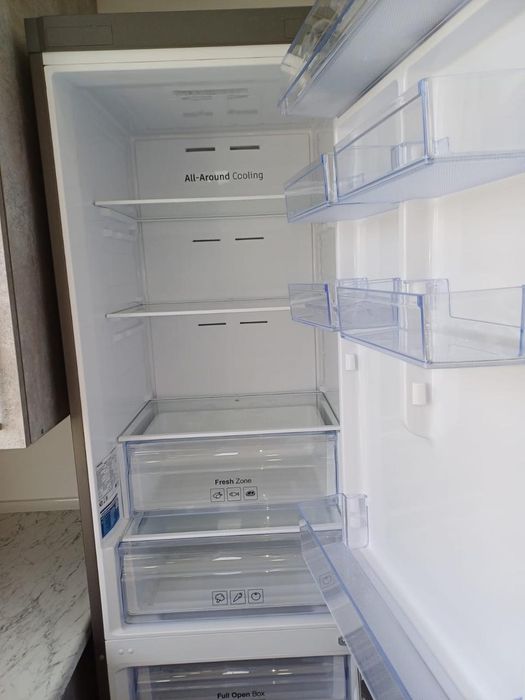 Холодильник Samsung в идеальном состоянии