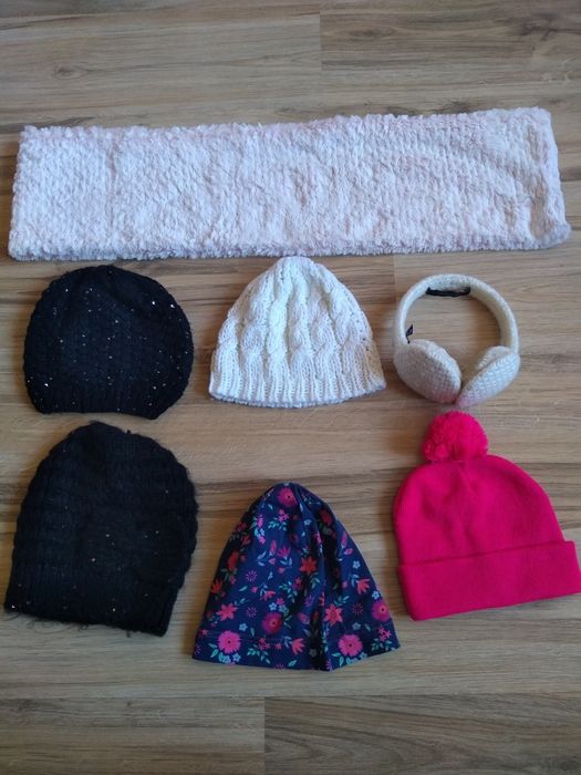 Лот от зимни шапки