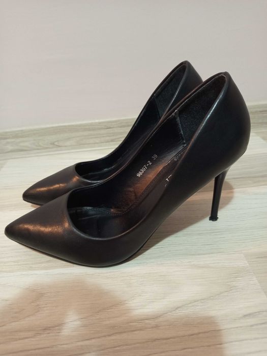 Дамски черни обувки на ток