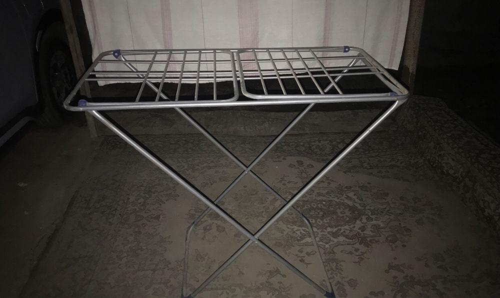 Весы,тумбочки, стол, дверь,сушилка для белья