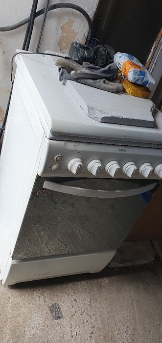 Aragaz Zanussi 4 ochiuri  și cuptor