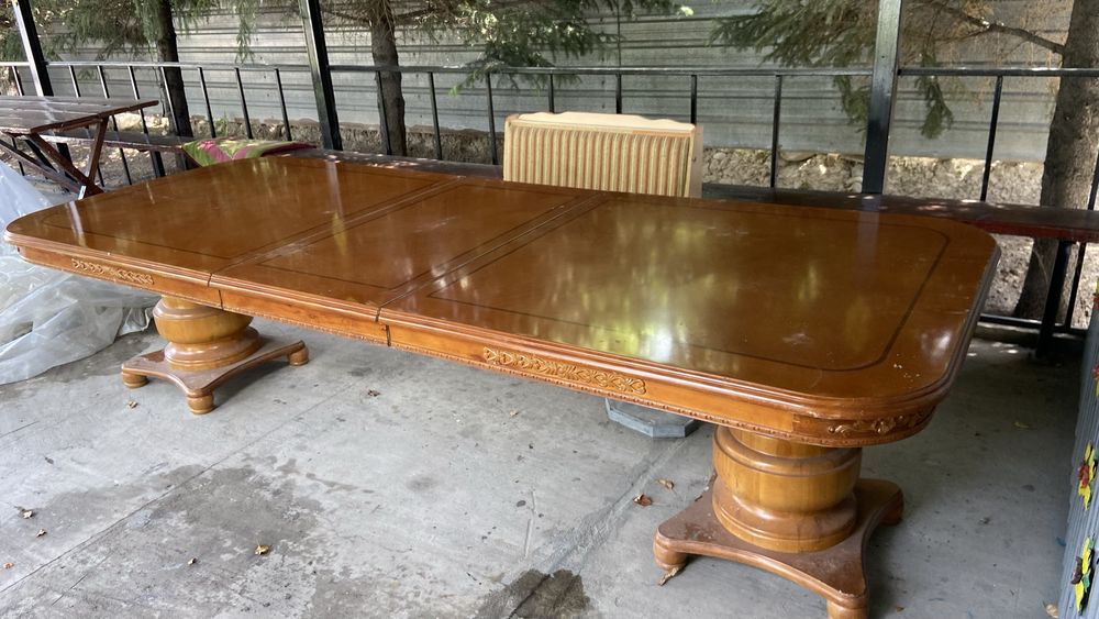 Стол для гостиной