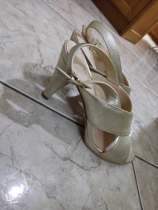Vând Sandale dama.. elegante, noi, nepurtate, Clarks, mărimea 41