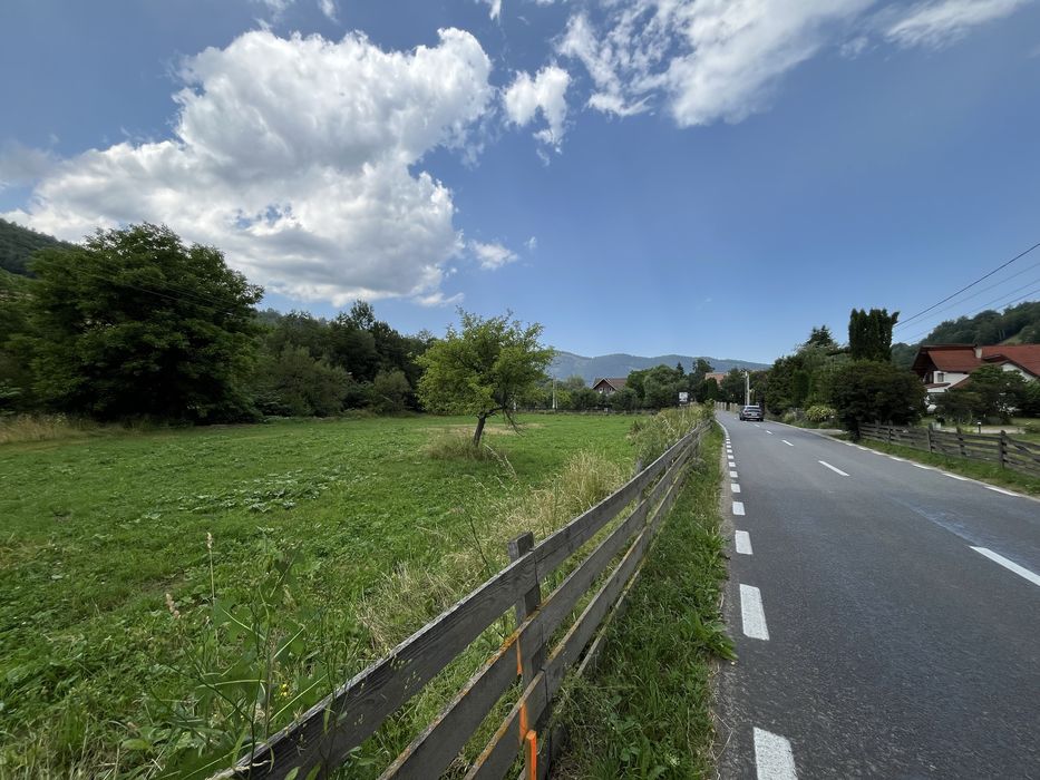 Teren intravilan 2200 m2 - Simon, Bran. Drum asfaltat & Utilitati Simon ...