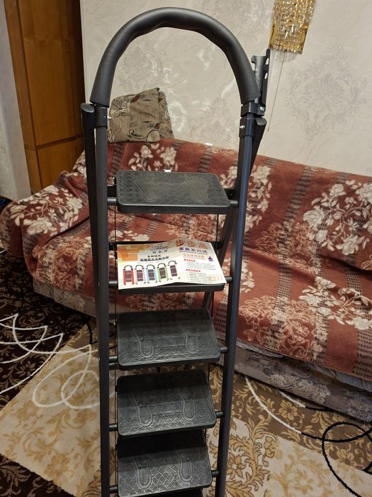 Лестница стремянка новая