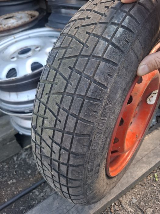 Vand roata R 13 fiat buna cu anvelopa 135 80 13