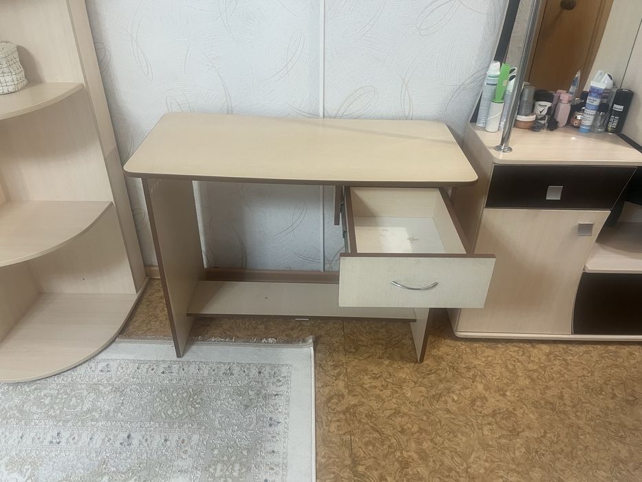 Продам стол в отличном состояние