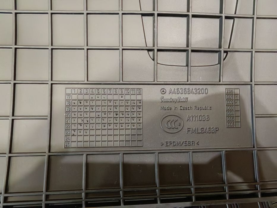 Продавам гумени стелки за Мерцедес бенц G class