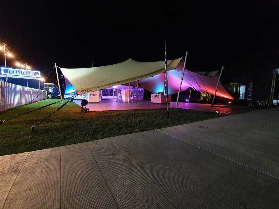 Inchiriez Cort premium pentru evenimente